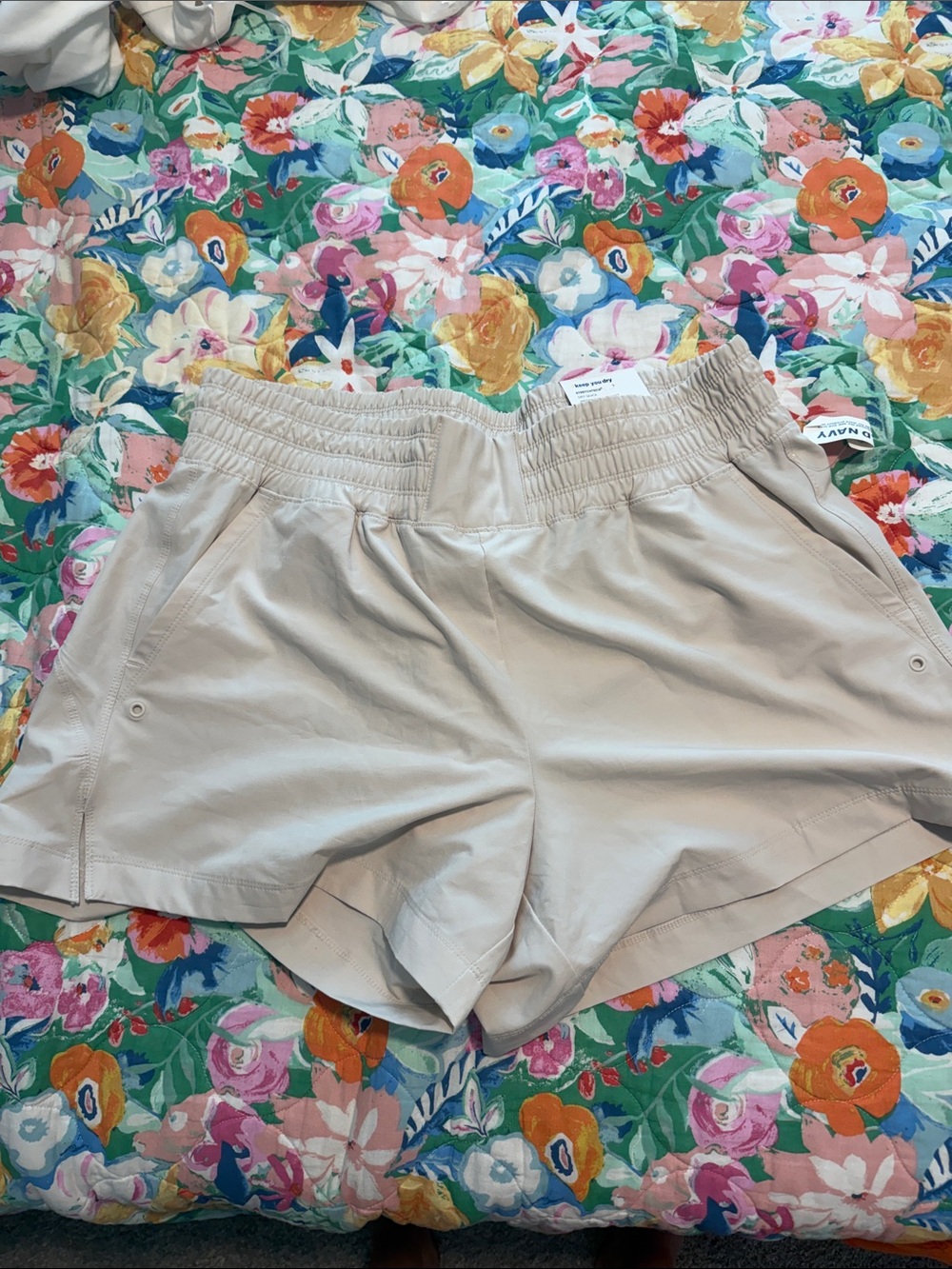 Old Navy Cream Elastic-Waist Athletic Shorts